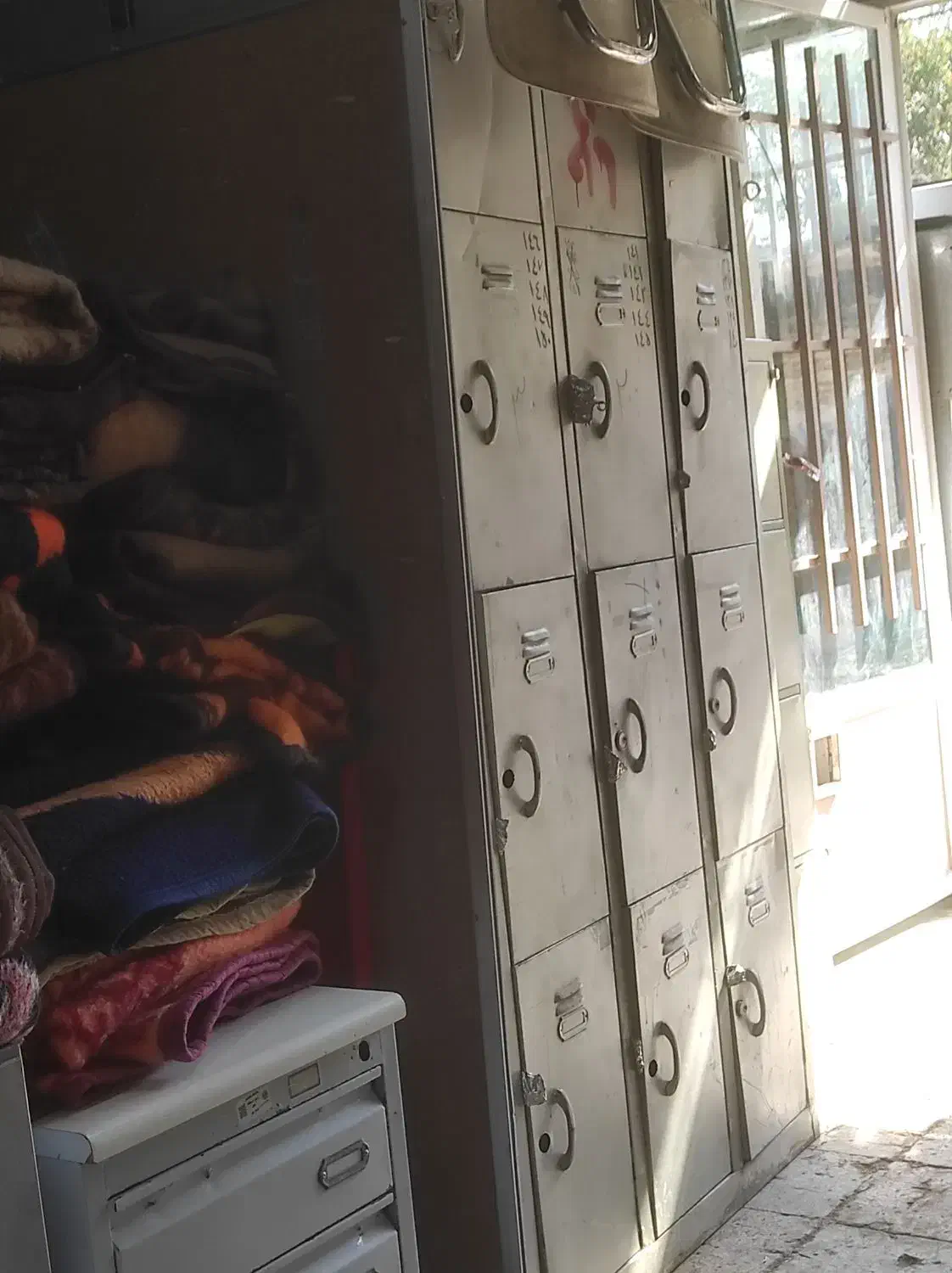 صندلی دانش آموزی وکمد باشگاهی|صندلی و نیمکت|کرمانشاه, |دیوار