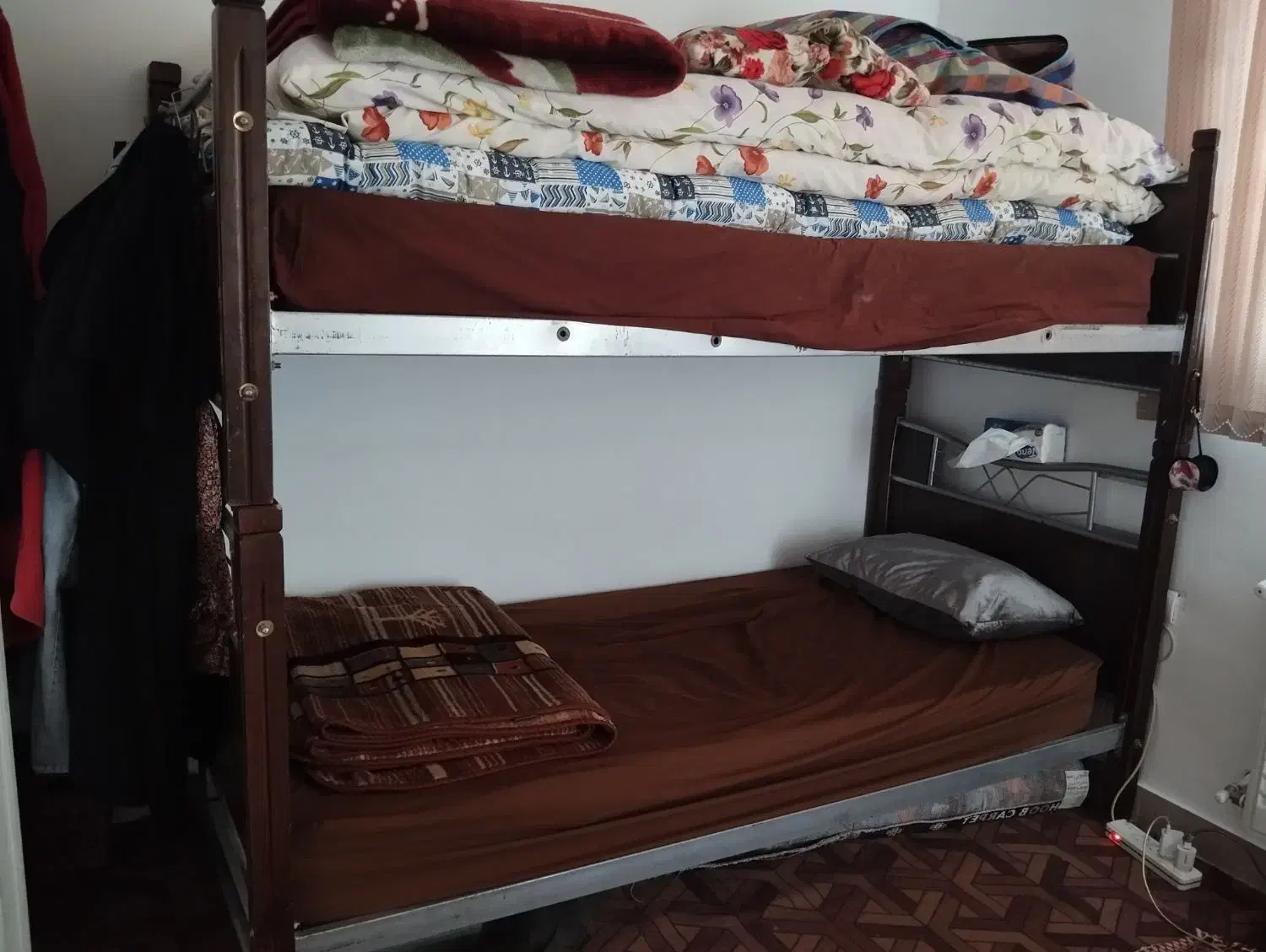 تخت چوبی|تخت و سرویس خواب|صدرا-فارس, فاز ۱|دیوار