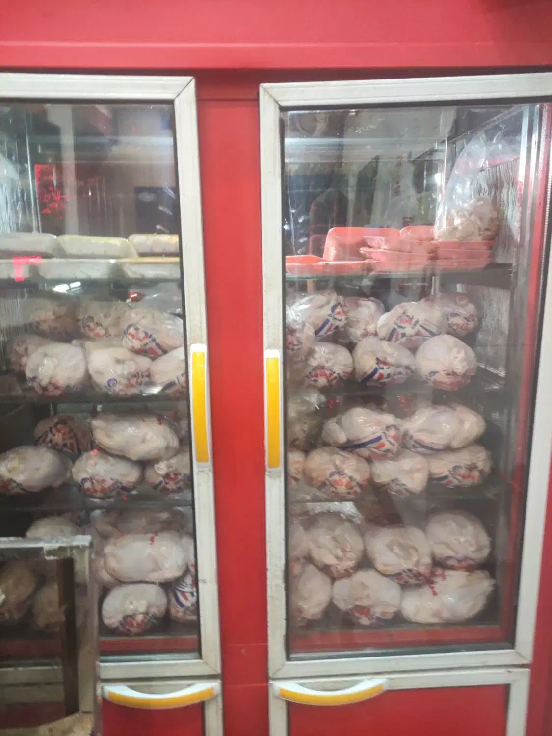 نیازمند نیرو جهت کار در مرغ فروشی|استخدام خدمات فروشگاه و رستوران|شیراز, شهرک زینبیه|دیوار