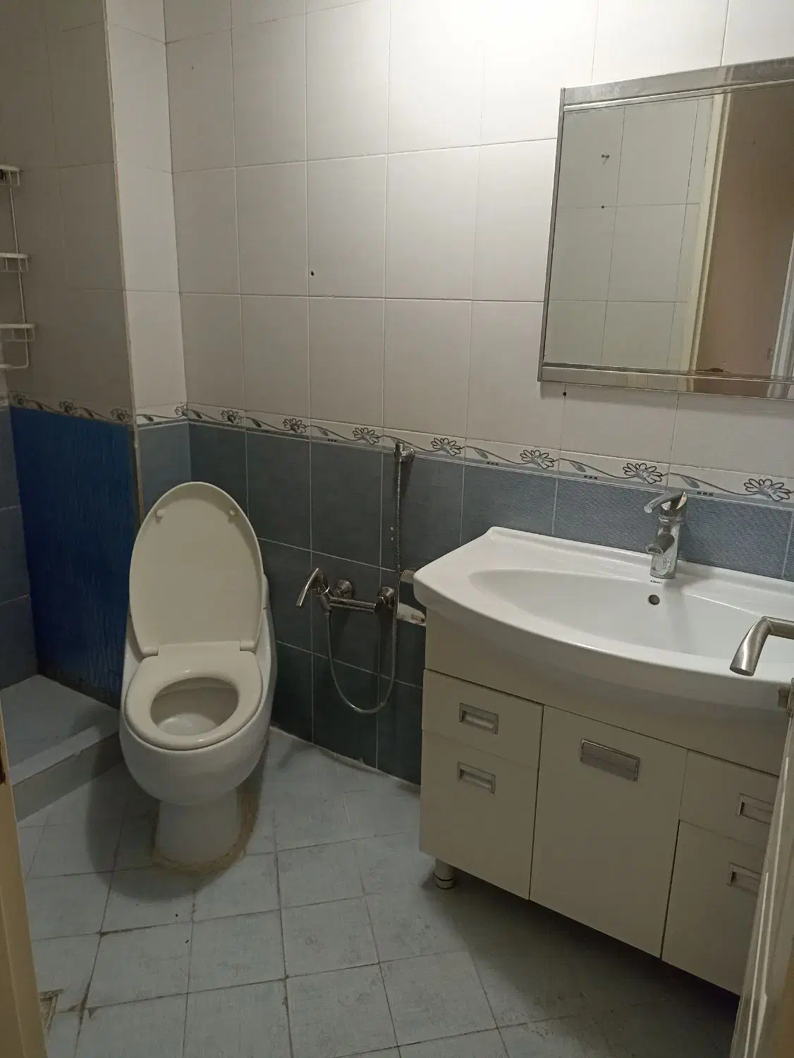 واحد اجاره ای 135متر 3خواب واقع در دکترشریعتی