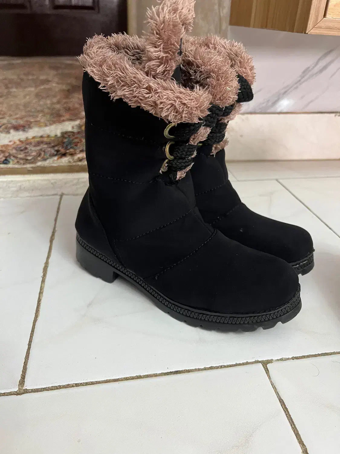 کفش زنانه|کیف، کفش، کمربند|رشت, فلسطین|دیوار