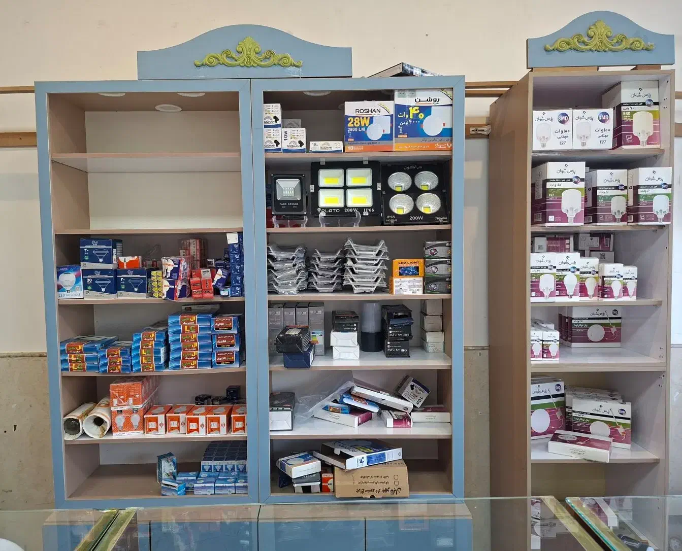 پخش لوازم برق به صورت عمده و جزئی|عمدهفروشی|قم, پردیسان|دیوار