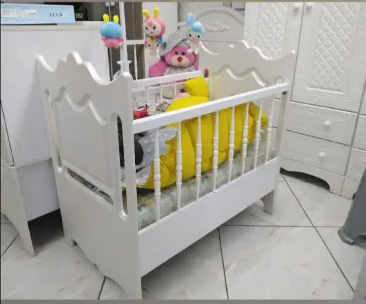 تخت چوبی کنار مادر|تخت و صندلی بچه|اسلام‌شهر, شهرک واوان|دیوار