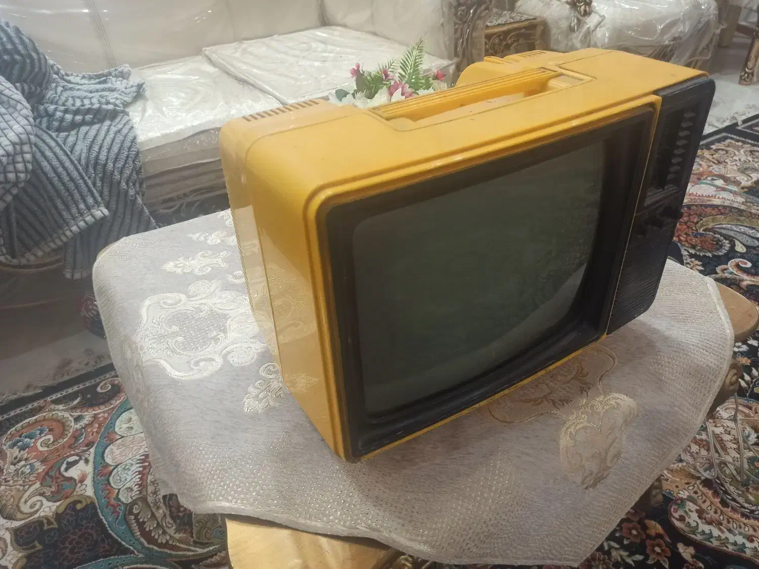 تلوزیون قدیمی زرد|کلکسیون اشیاء عتیقه|شوشتر, |دیوار