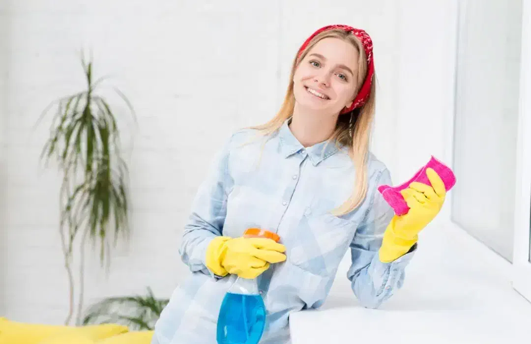 یک نفر خانوم برای نظافت منزل نیازمندیم|استخدام سرایداری و نظافت|قزوین, |دیوار