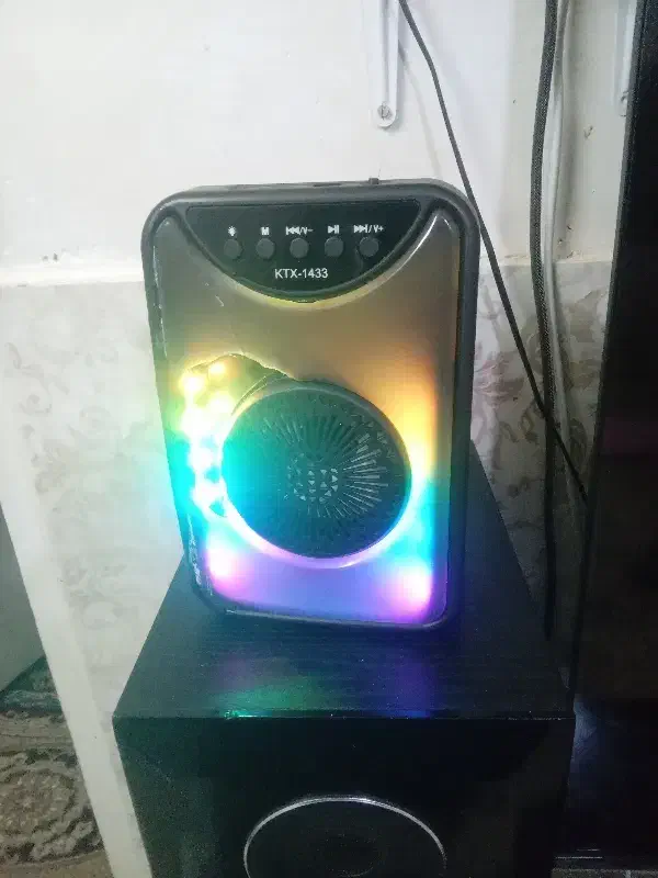 اسپیکر|پخش‌کننده همراه|اقبالیه, |دیوار