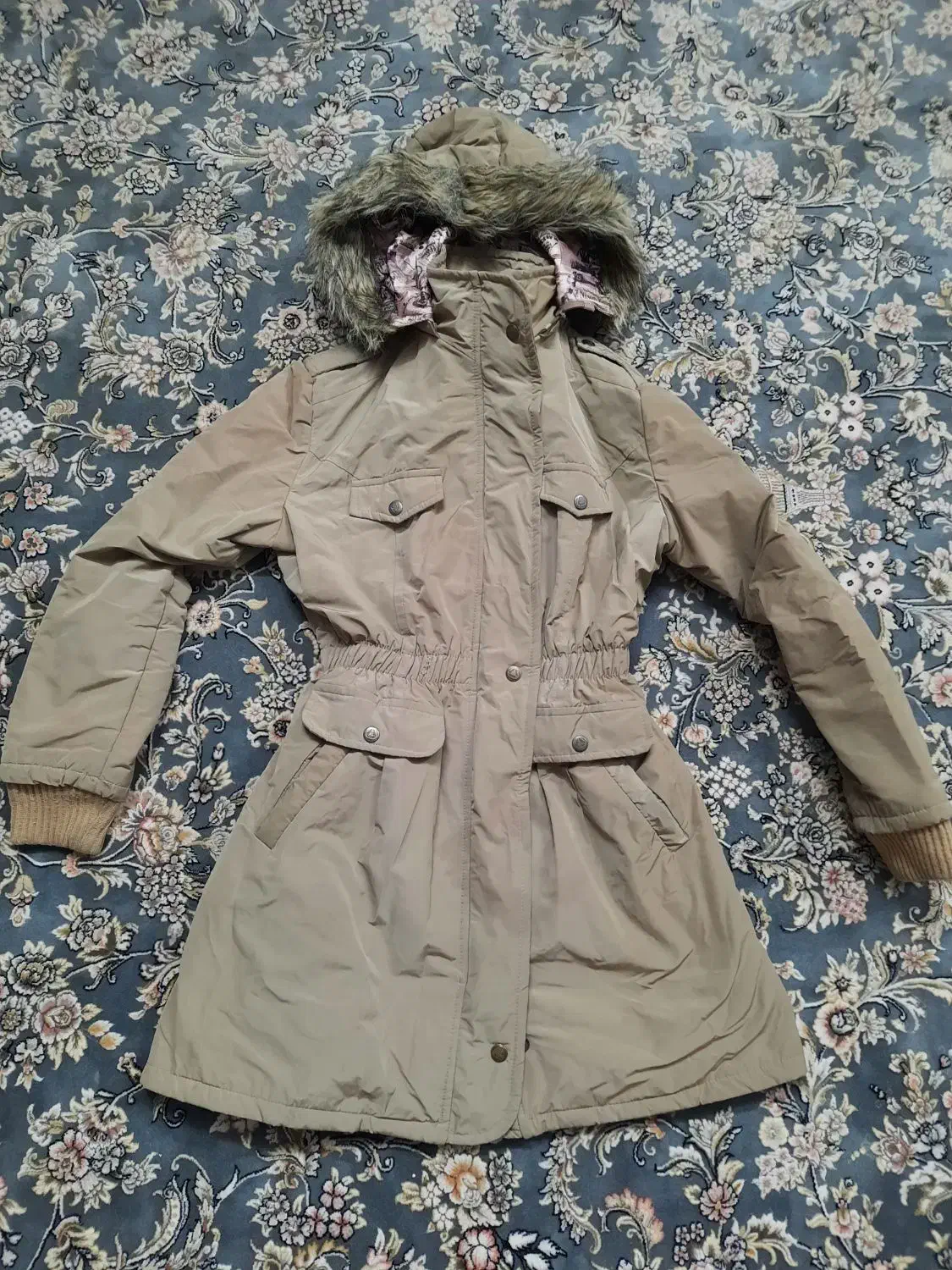 یک بارانی و یک کاپشن در حد نو ترکیه ای|لباس|قم, چهل درخت|دیوار