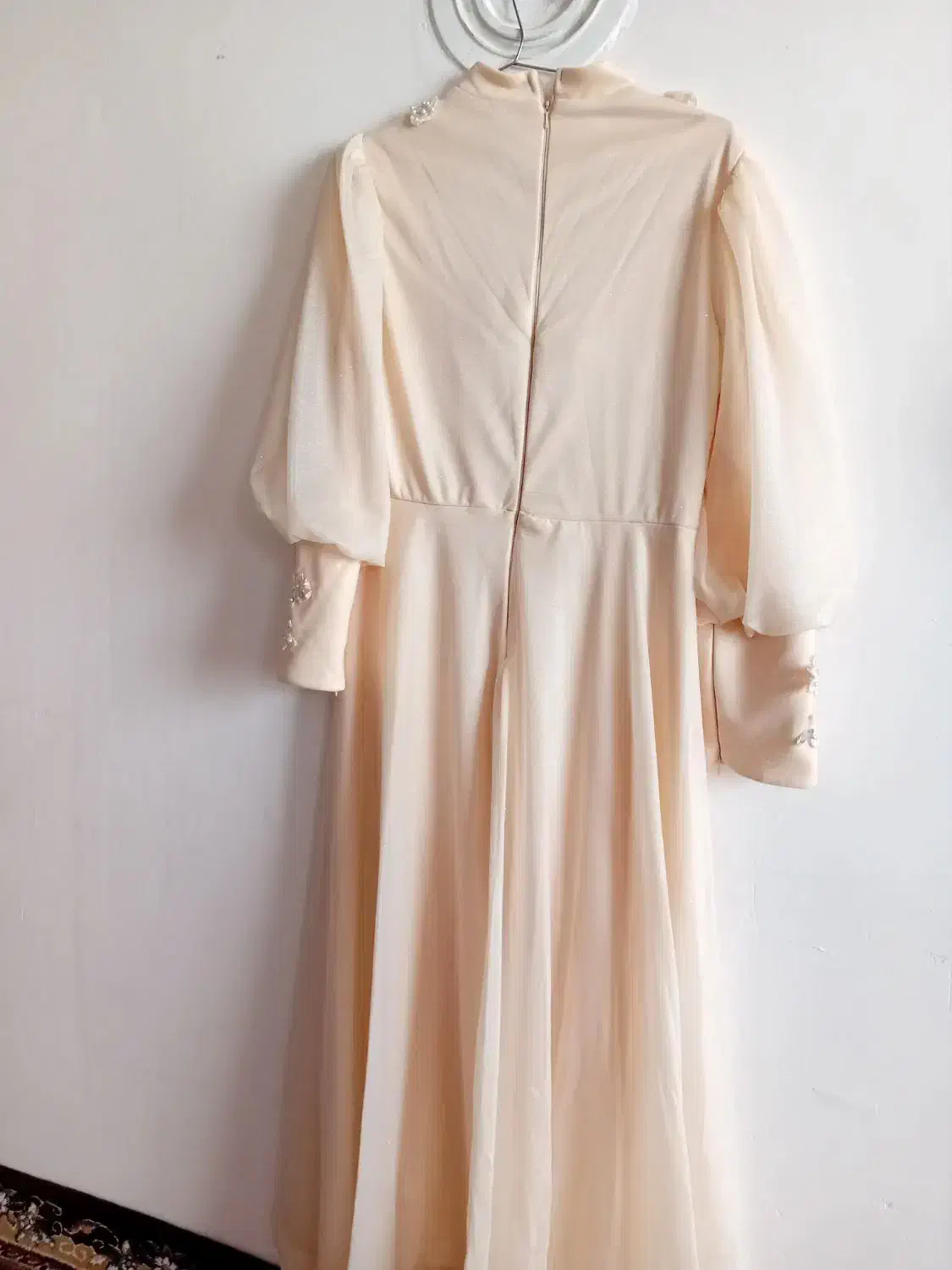 لباس مجلسی|لباس|میانه, |دیوار