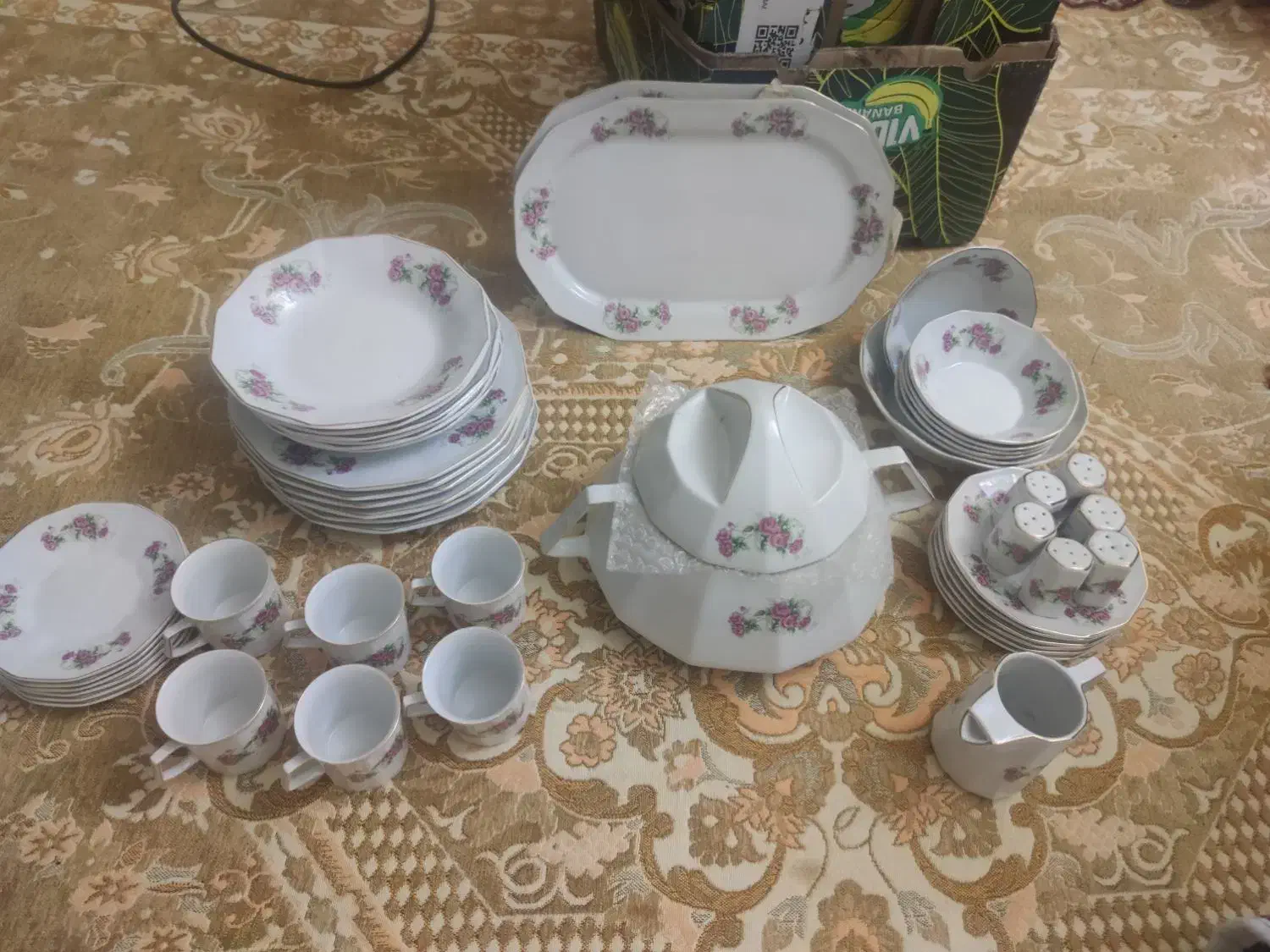 سرویس ۴۸ پارچه ۱۲ ضلعی شیک و نوواقلام دیگر|ظروف سرو و پذیرایی|تبریز, |دیوار