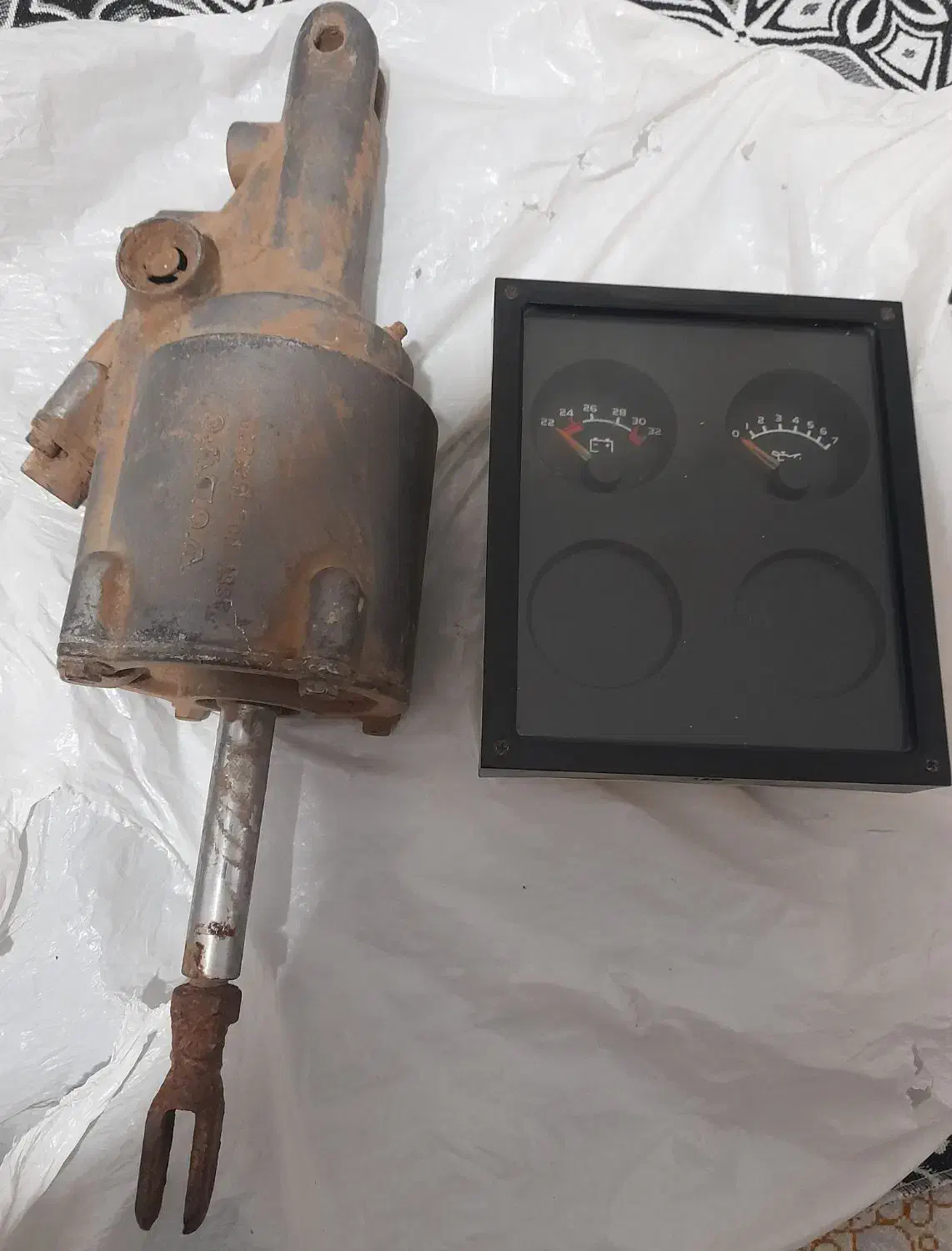 صفحه کیلومتر اف دینام وروغن اف۱۲ ویک عددپمپ کلاج|قطعات یدکی و لوازم جانبی|ملایر, |دیوار