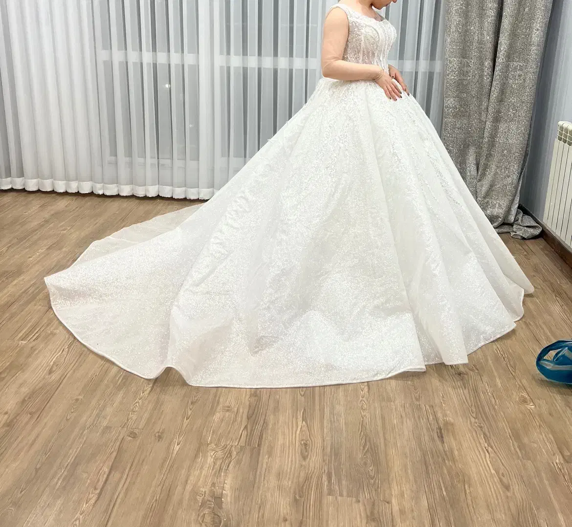 لباس عروس|لباس|فردیس, منظریه|دیوار