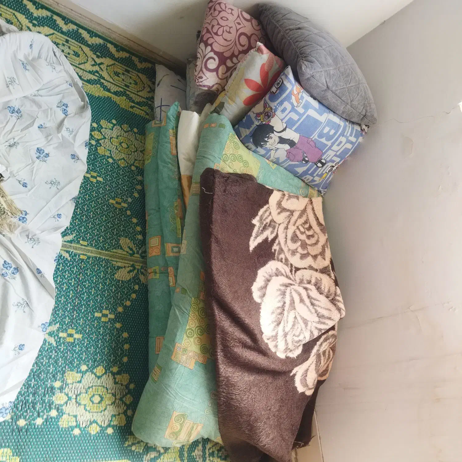 پتو وتشک بهمراه روتختی تمیز|رختخواب، بالش، پتو|نیشابور, امام|دیوار