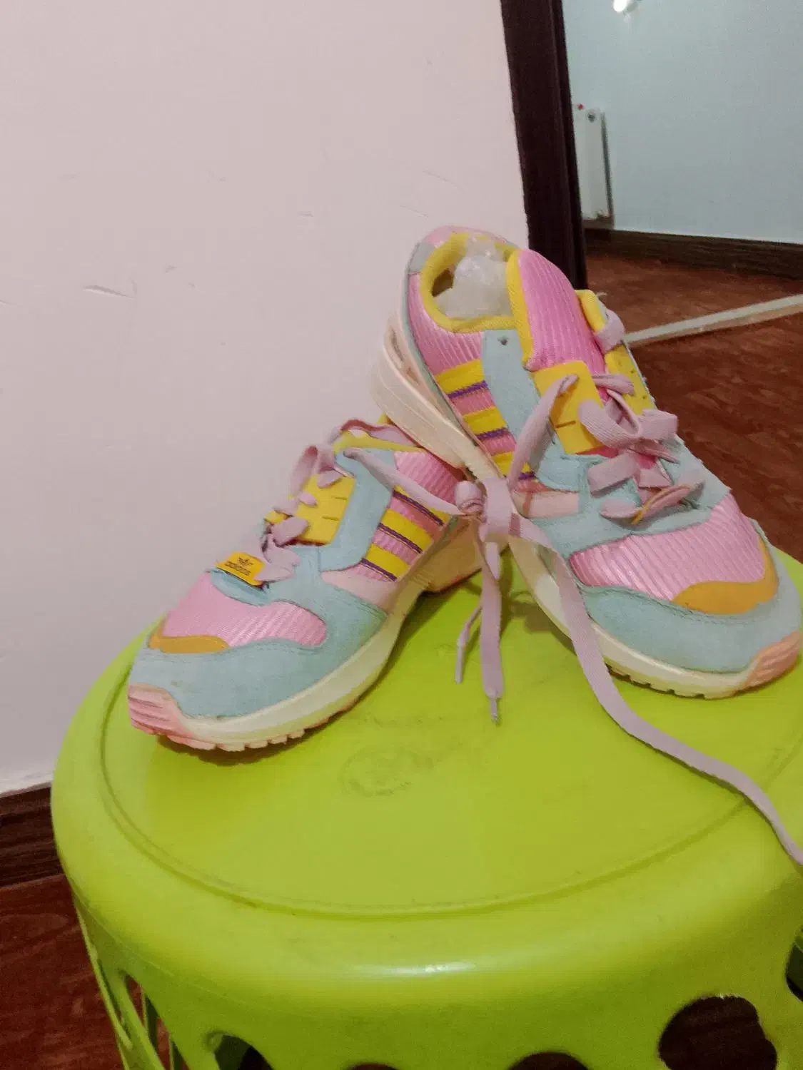 کفش وکتونی|کیف، کفش، کمربند|سورک, |دیوار