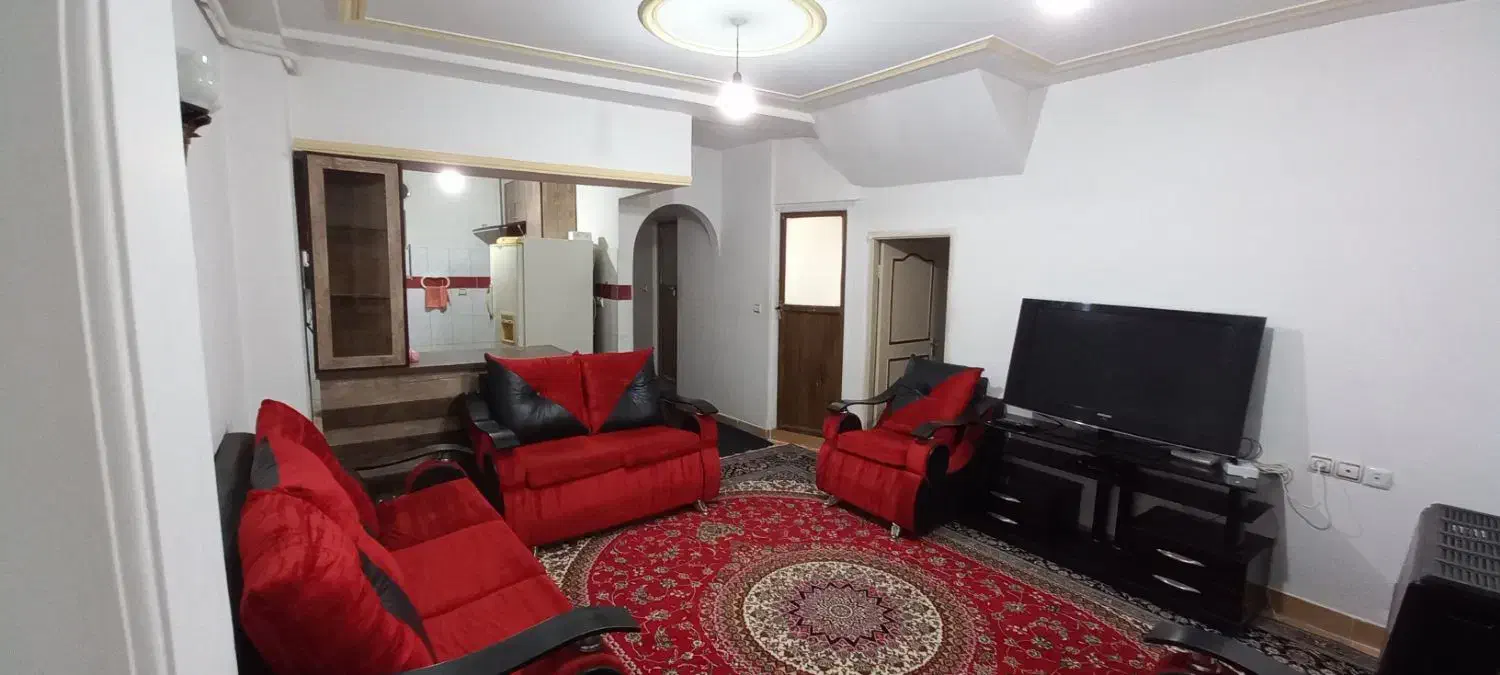 مبل راحتی ۶ نفره شیک و تمیز قیمت فقط ۲/۸۰۰|مبلمان خانگی و میز عسلی|لاهیجان, حزین|دیوار