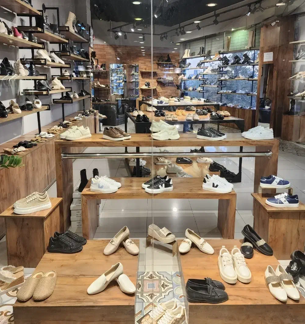 فروشنده خانم جهت فروشگاه کفش|استخدام بازاریابی و فروش|تهران, تجریش|دیوار