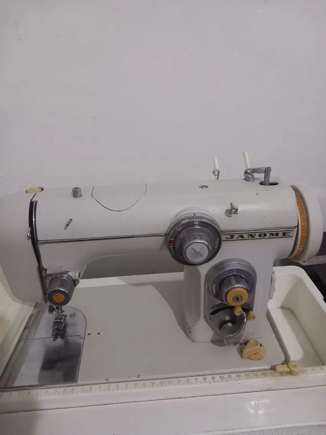 چرخ خیاطی ژانومه ۶۷۲|چرخ خیاطی و ریسندگی|رشت, پیرکلاچای|دیوار