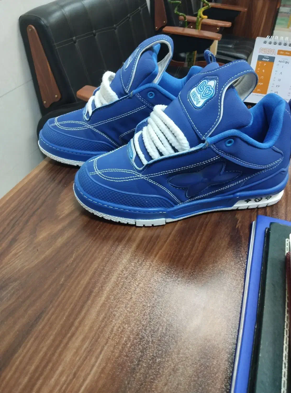 کتونی|کیف، کفش، کمربند|پیشوا, |دیوار