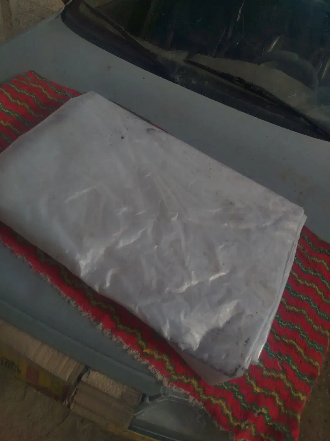 مشک|ظروف نگهدارنده، پلاستیکی، یک‌بارمصرف|نیمروز, |دیوار