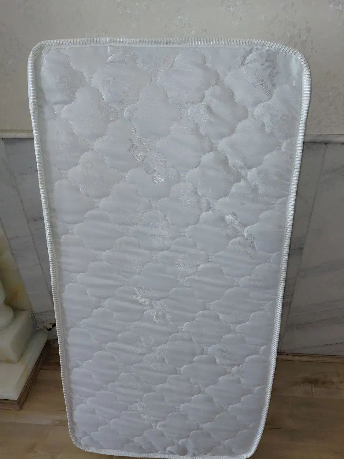 تخت کودک و تشک|تخت و صندلی بچه|میانه, |دیوار