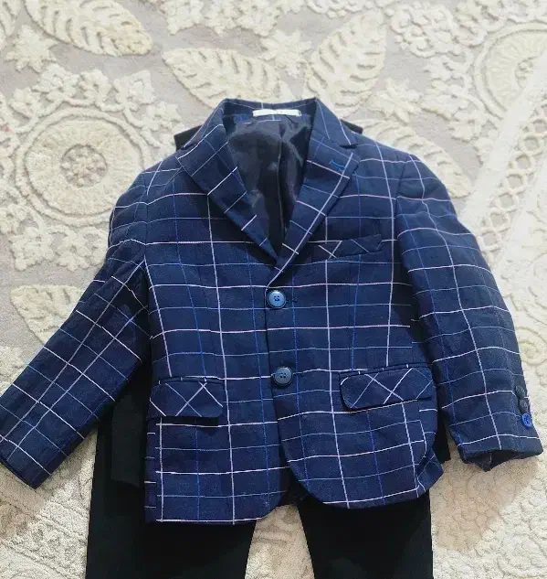 کاپشن و جلیقه شلوار سه عدد و کلی لباس دیگه|کفش و لباس بچه|آمل, |دیوار