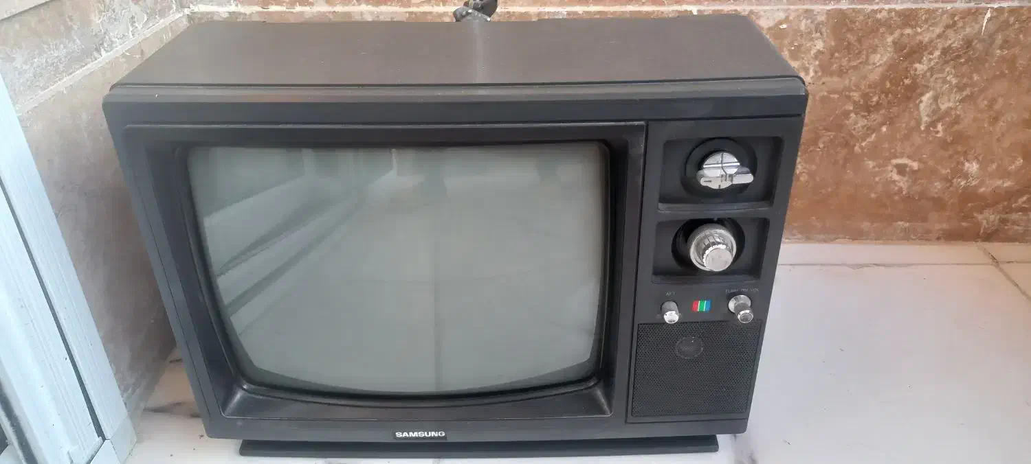 تلویزیون در حد نو بسیار قدیمی|کلکسیون اشیاء عتیقه|کرمان, |دیوار