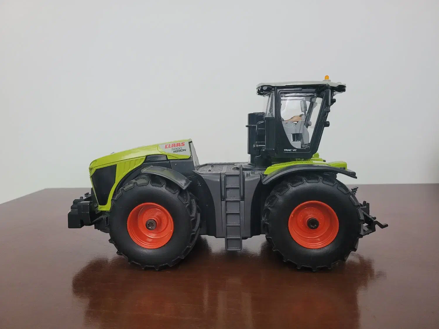 تراکتور کنترلی کلکسیونی سیکو کنترل siku control|اسباب‌‌بازی|اندیشه, اندیشه فاز ۱|دیوار