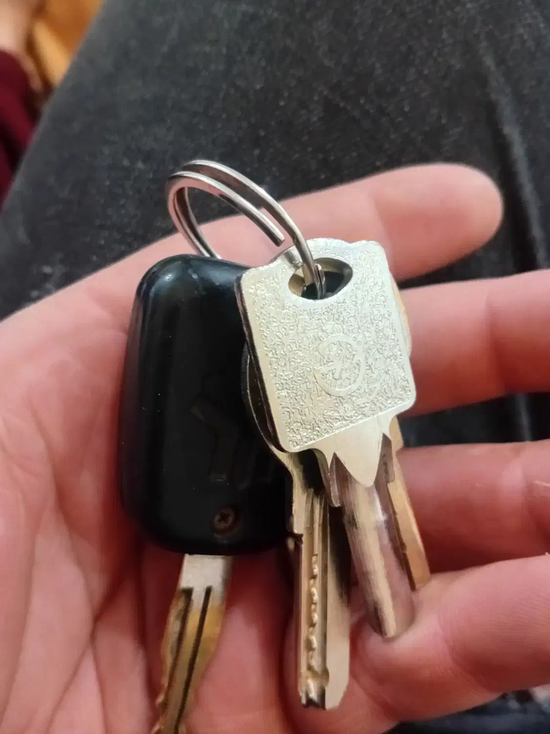 دسته کلید گم شده|اشیا|فردوس (خراسان), |دیوار