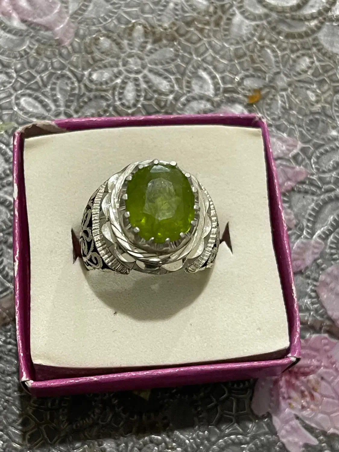 انگشتر.  زبرجد|جواهرات|ساری, |دیوار