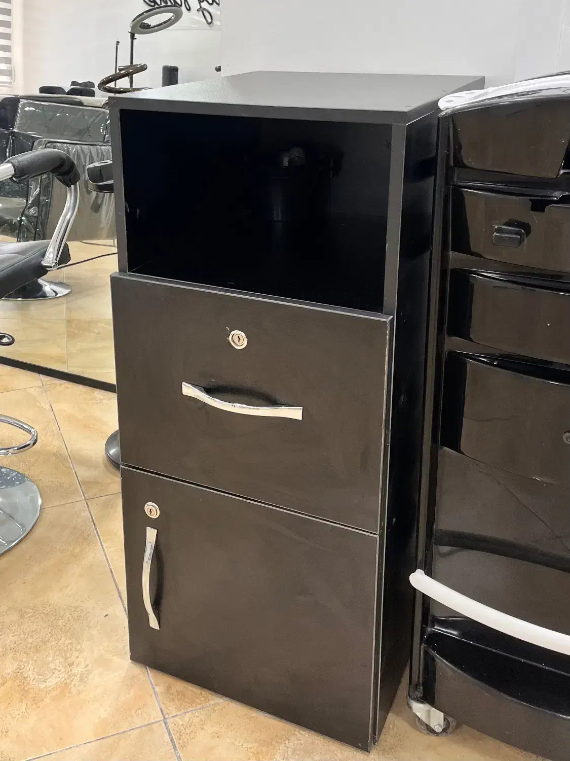 وسایل سالن زیبایی|آرایشگاه و سالن‌های زیبایی|اراک, |دیوار