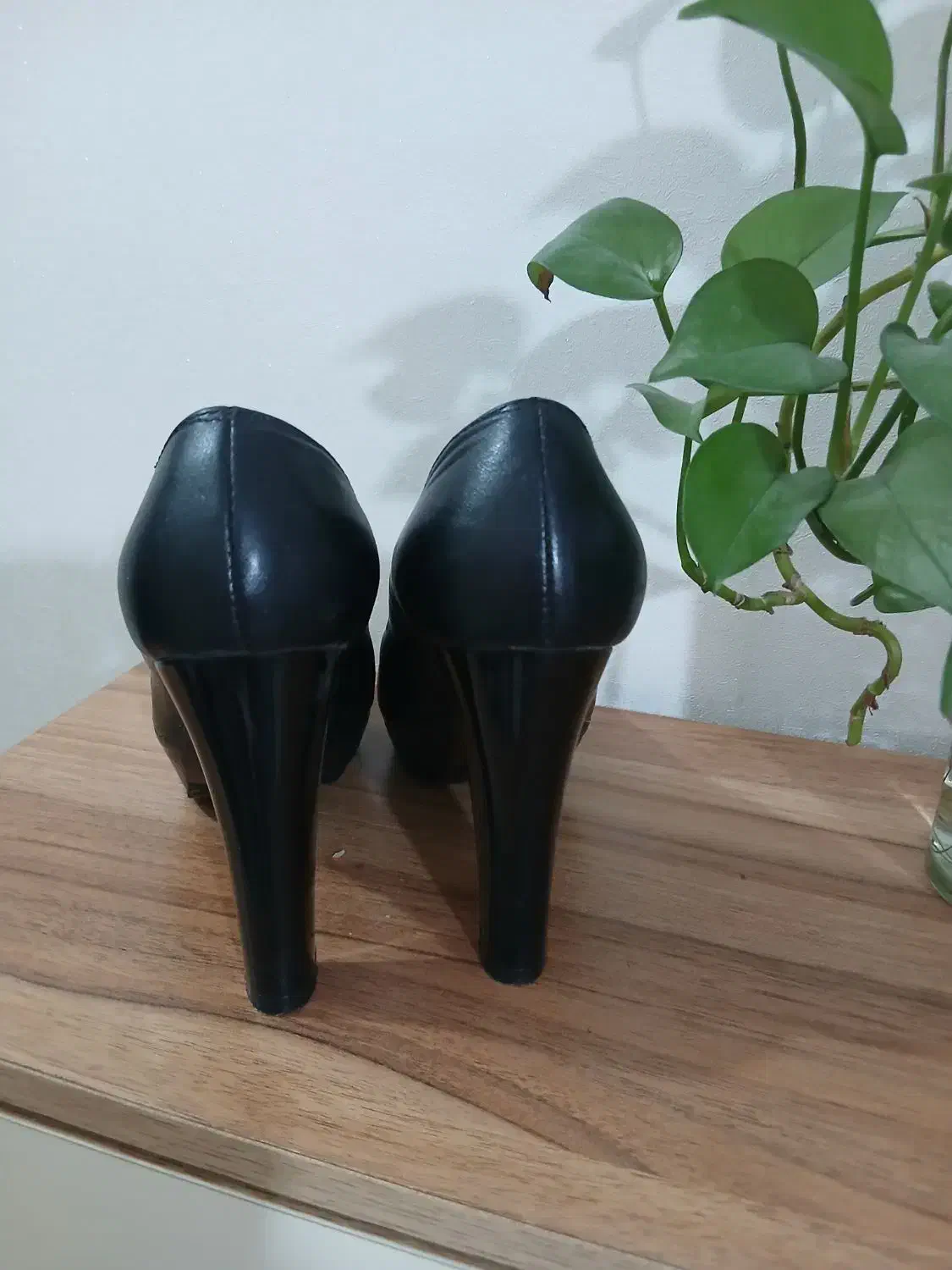 کفش مجلسی|کیف، کفش، کمربند|قم, مسجد امام حسن|دیوار