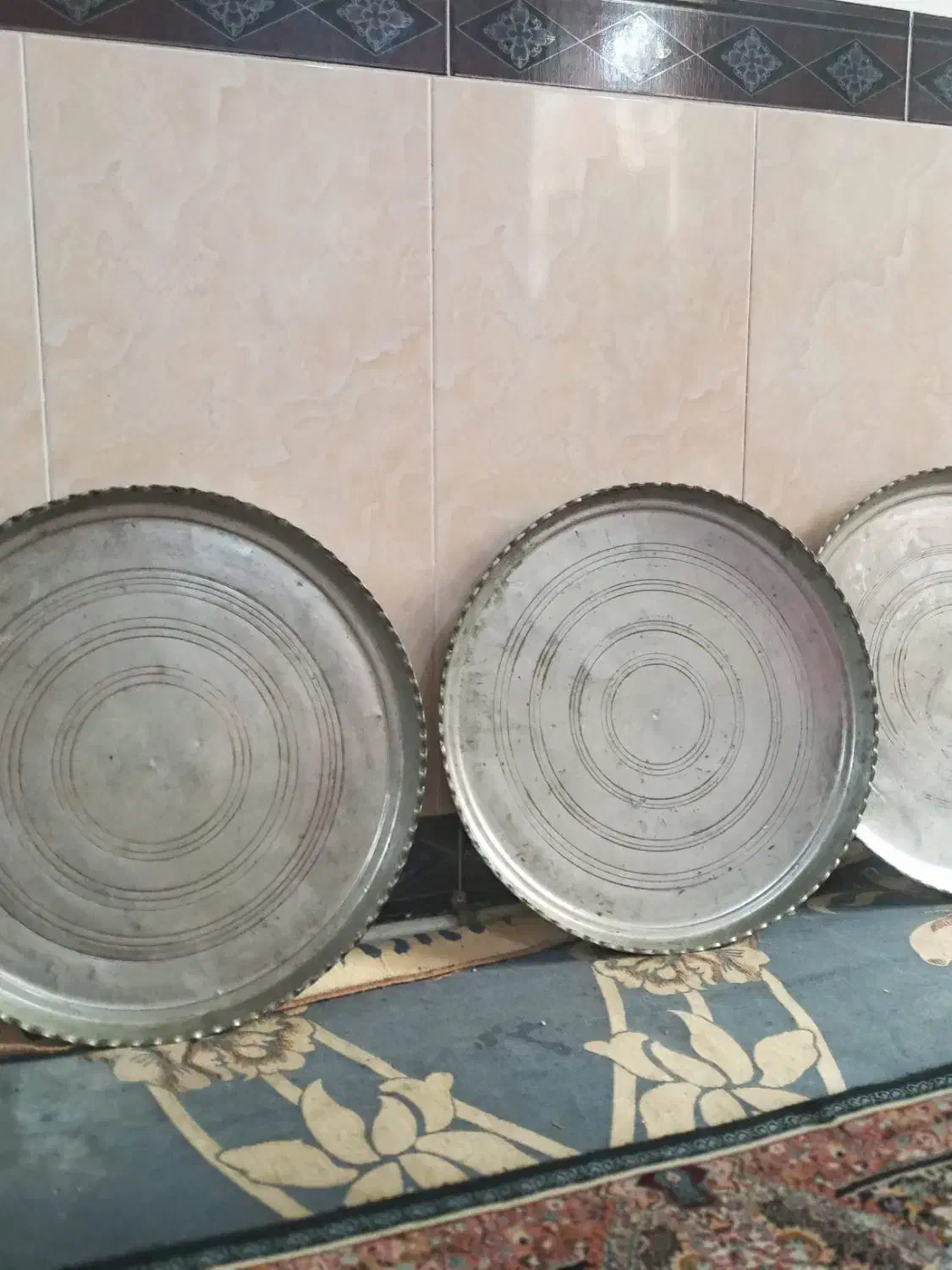 سینی قدیمی مسی|کلکسیون اشیاء عتیقه|بروجرد, |دیوار