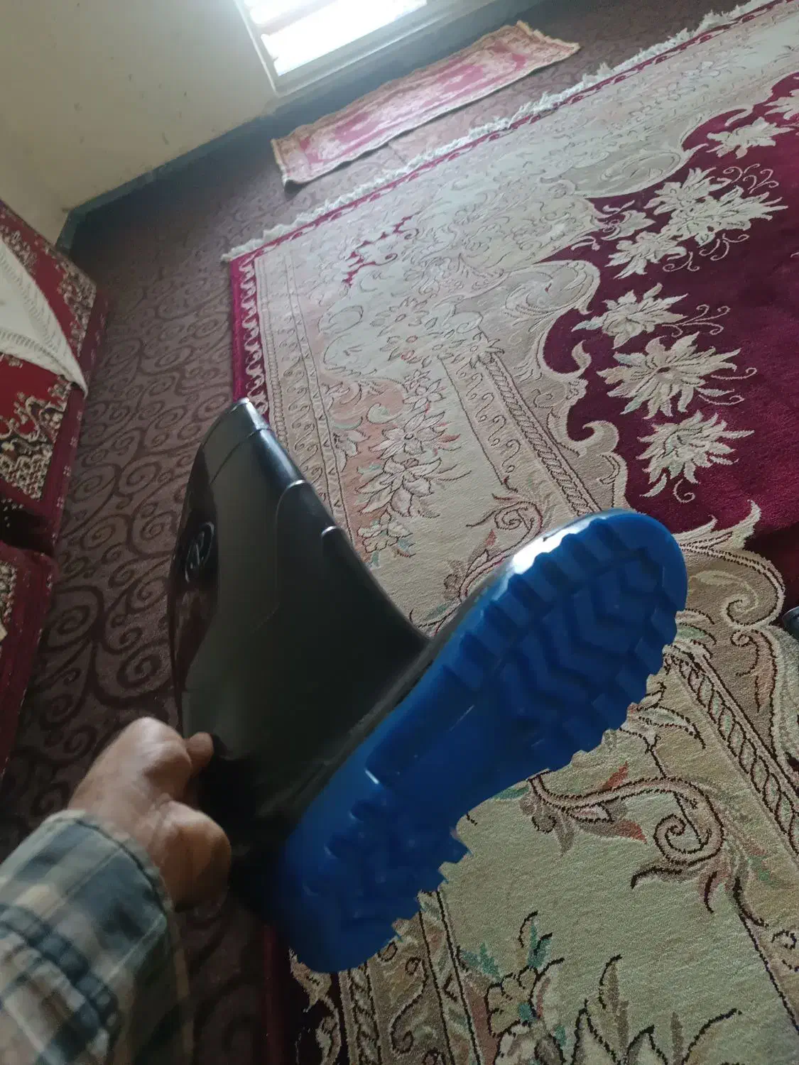 چکمه کار|کیف، کفش، کمربند|خان ببین, |دیوار