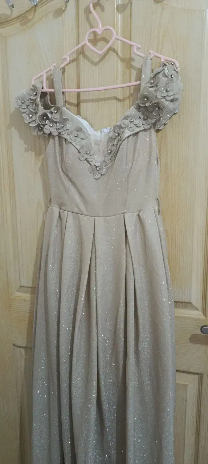 لباس مجلسی|لباس|پیشوا, |دیوار