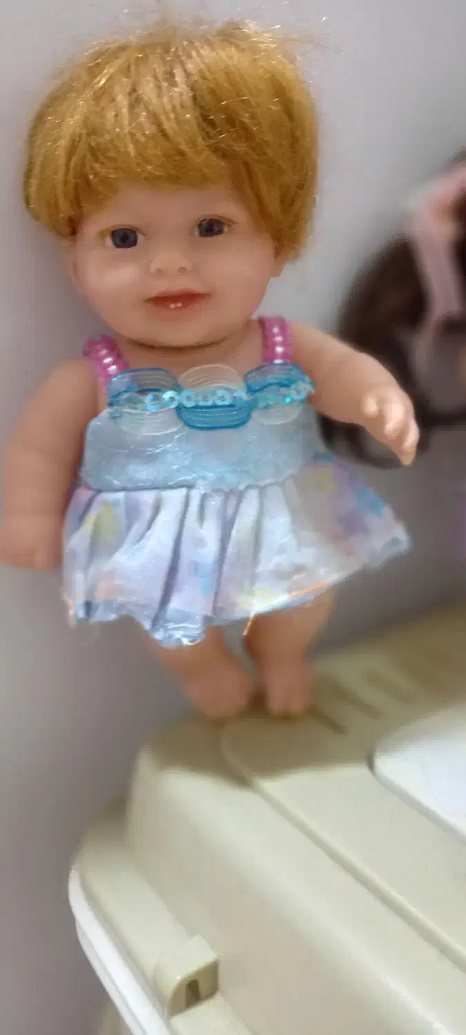 عروسک|اسباب‌بازی بچه|قم, باغ شریفی|دیوار