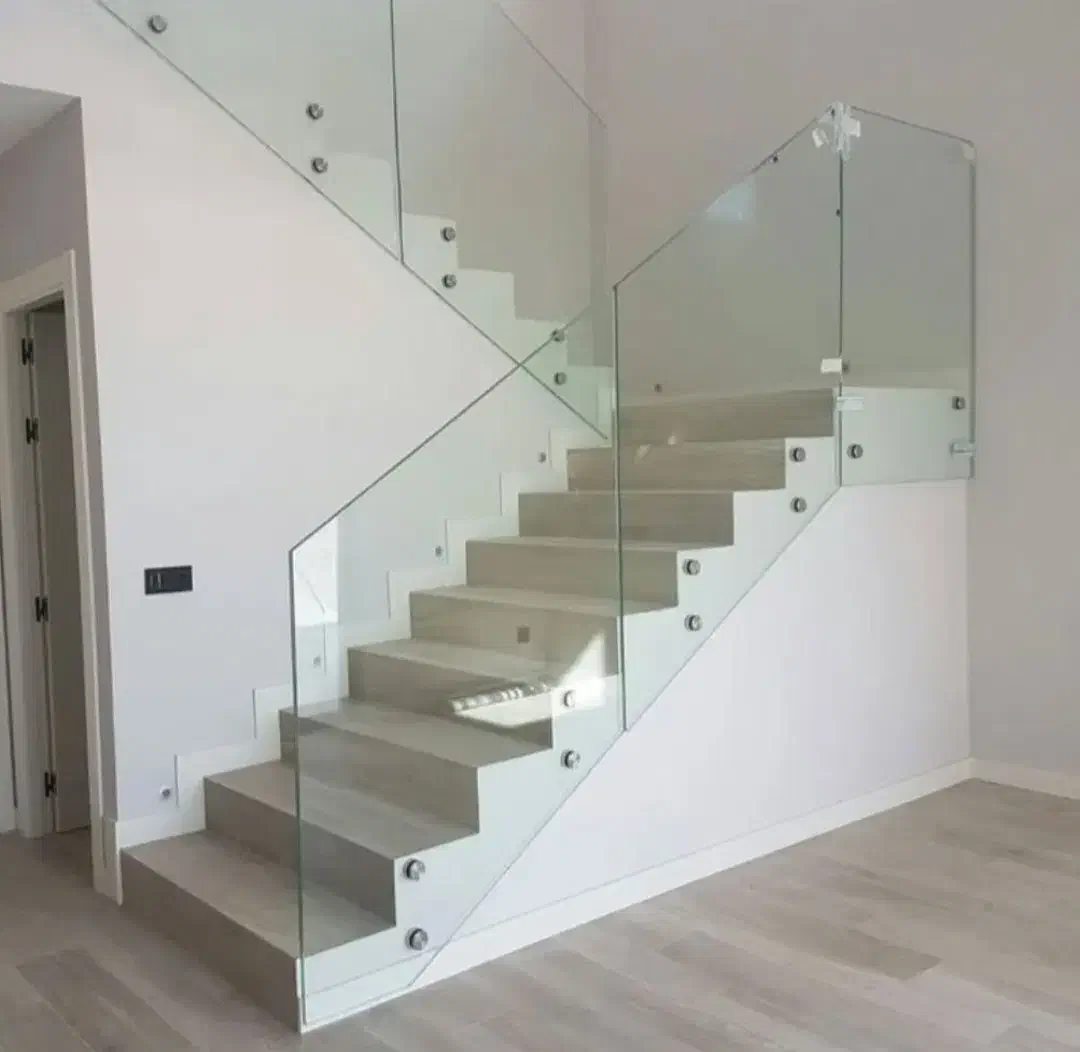 راه پله ،نرده شیشه ای .شیشه بالکن .شیشه جان پناه .|خدمات پیشه و مهارت|رشت, آب و برق|دیوار