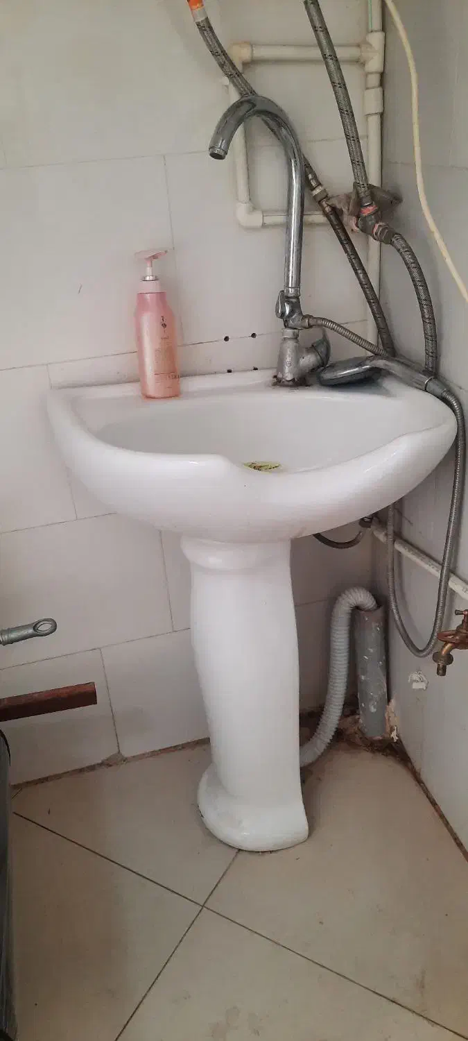 روشویی به همراه شیر الات و..‌.|لوازم سرویس بهداشتی|اسفراین, |دیوار