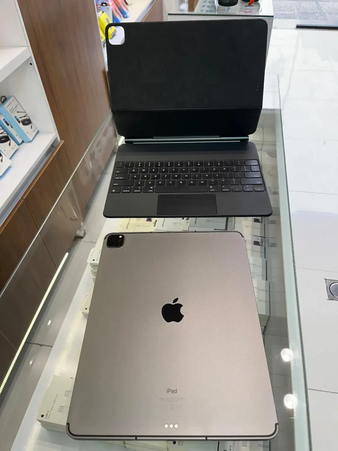 iPadPro|تبلت|تهران, درختی|دیوار