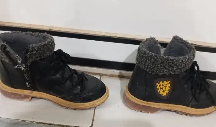 بوت پسرانه|کفش و لباس بچه|صحنه, |دیوار