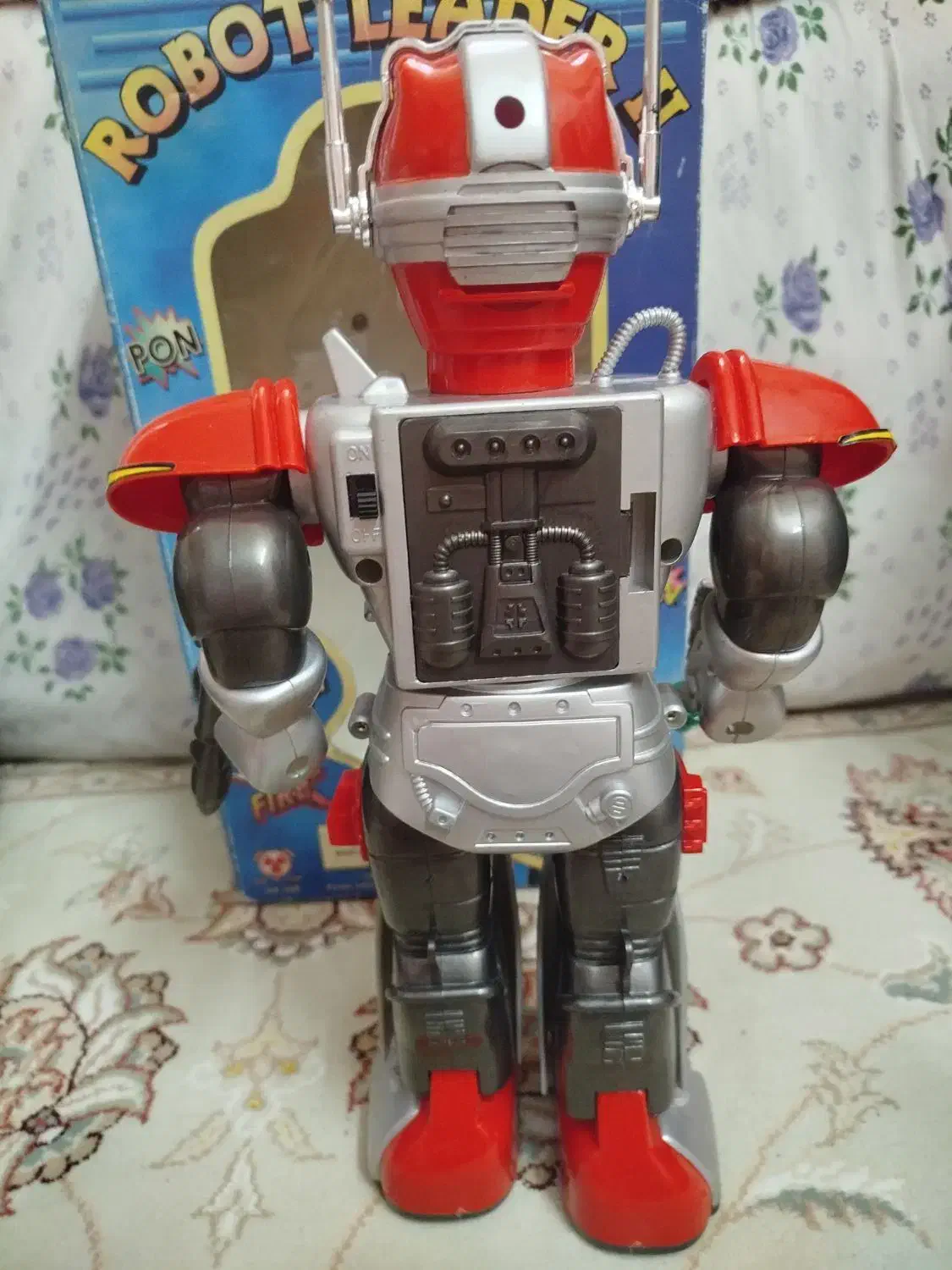 آدم آهنی|اسباببازی|مشهد, هفت تیر (نه دره)|دیوار