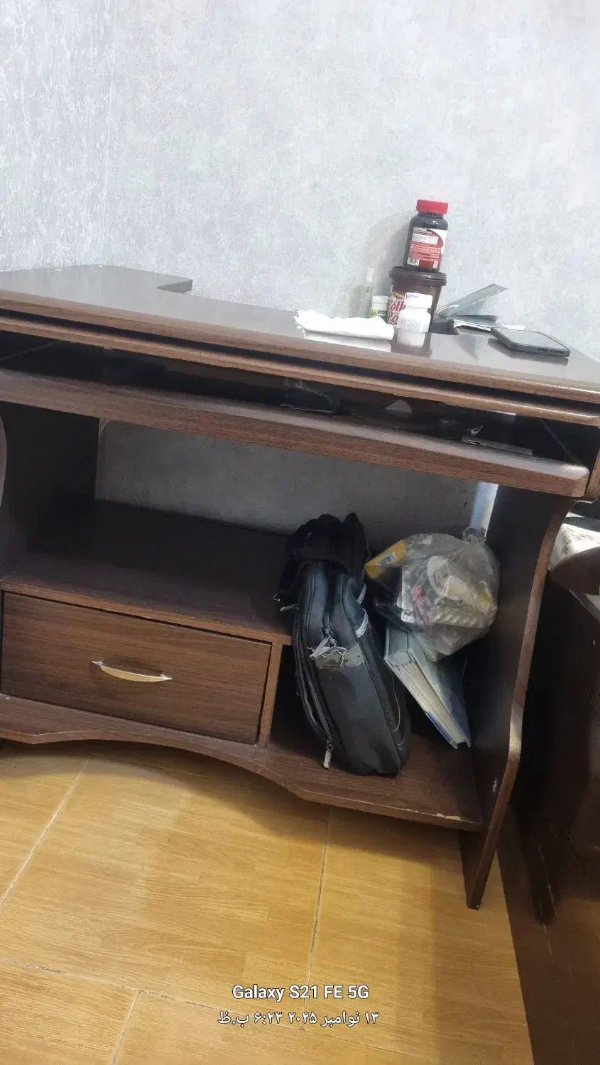 میز تحریر سالم و در حد‌‌ بدون هیچ شکستگی|میز تحریر و کامپیوتر|گرگان, |دیوار