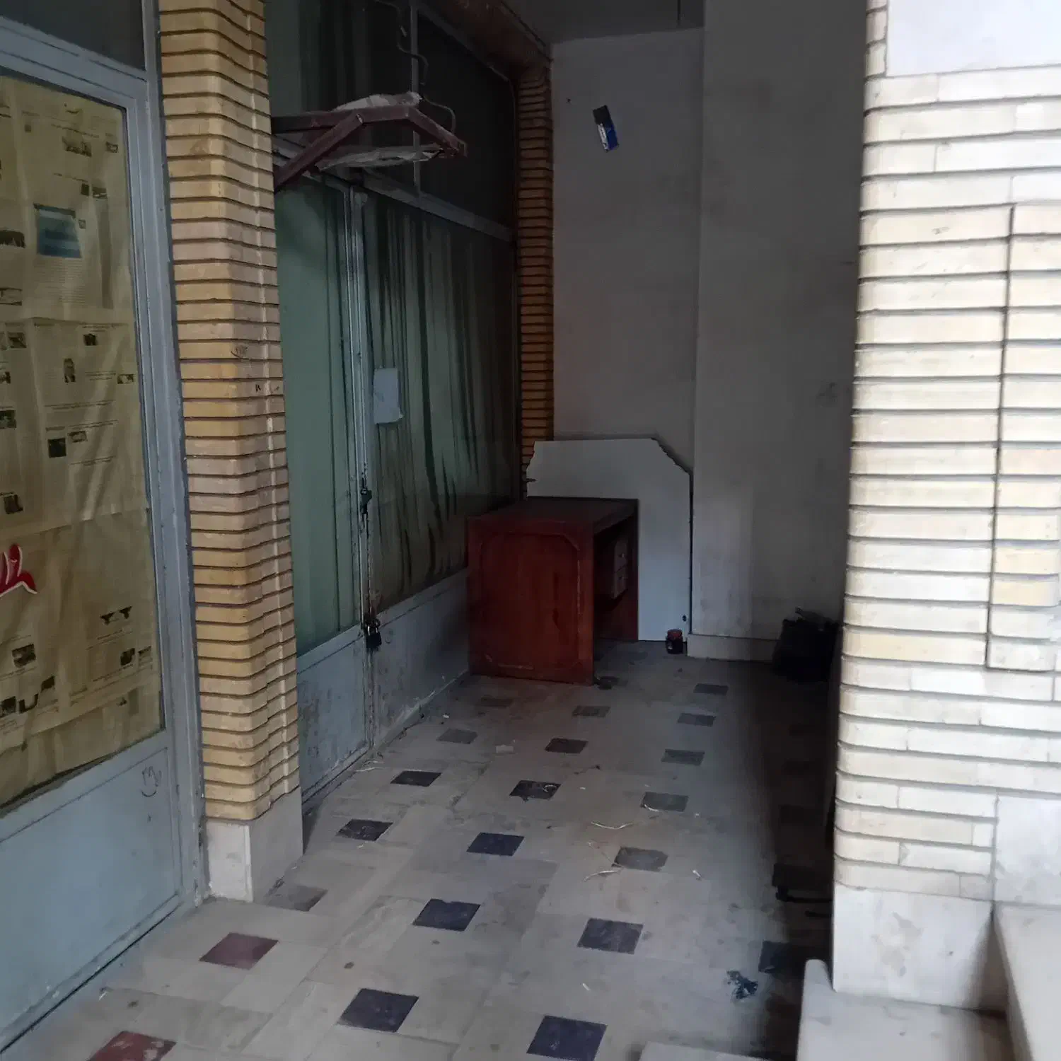 ۱۰متر مغازه داخل پاساژ گلها  دارای آب برق|فروش مغازه و غرفه|ملایر, |دیوار