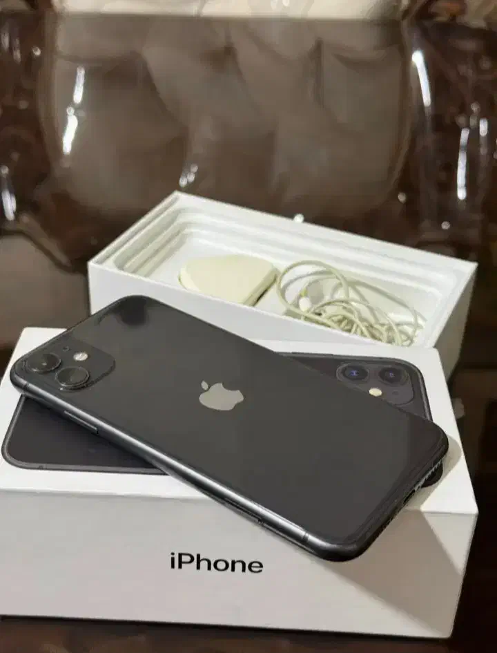 آیفون ۱۱ نرمال|موبایل|میانه, |دیوار