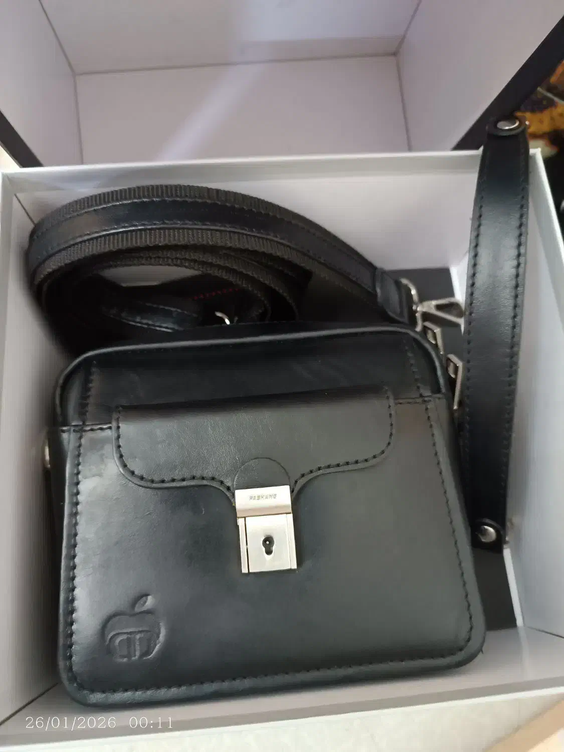 کیف دوشی چرم|کیف، کفش، کمربند|اندیشه, اندیشه فاز ۴|دیوار