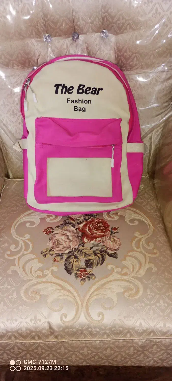 کیف مدرسه دخترانه|کیف، کفش، کمربند|رباط‌کریم, کیکاور|دیوار