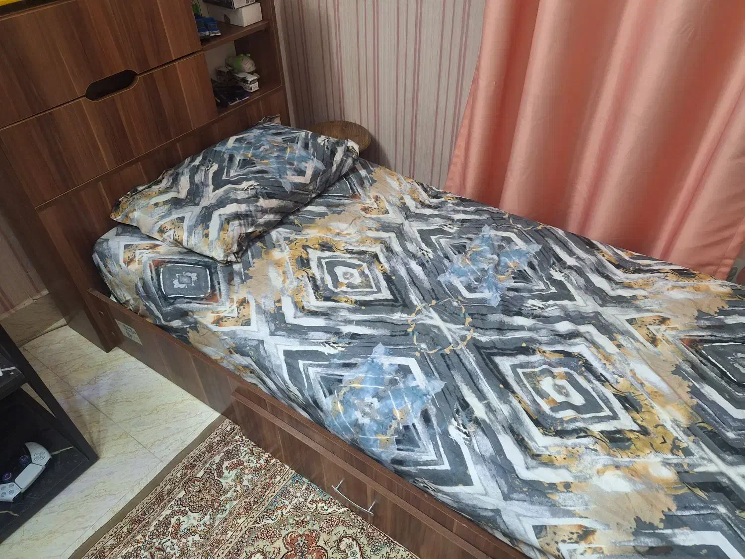 تخت چوبی تک نفره درحد|تخت و سرویس خواب|هشتگرد, شهرک ولیعصر (مصلی)|دیوار