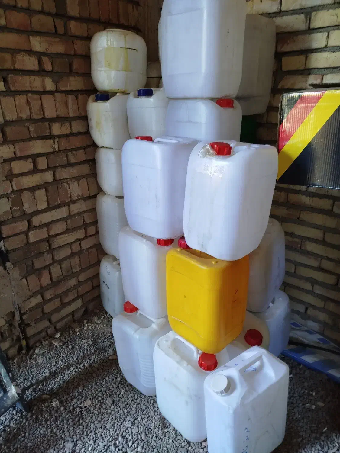 گالن ۱۰ و ۲۰ لیتری|ظروف نگهدارنده، پلاستیکی، یک‌بارمصرف|مرند, |دیوار