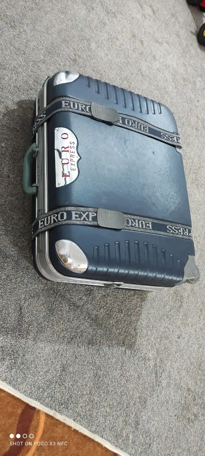 چمدان مسافرتی|کیف، کفش، کمربند|نیشابور, گنبد سبز|دیوار