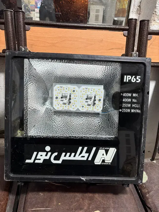 پرژکتور|لامپ و چراغ|اصفهان, شیخ اشراق|دیوار