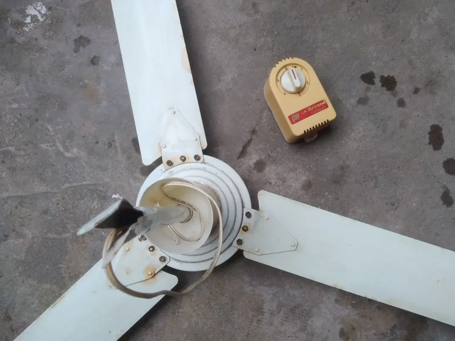 پنکه سقفی با پره و کلید دیواری|پنکه و تصفیهکنندهٔ هوا|رشت, جانبازان|دیوار