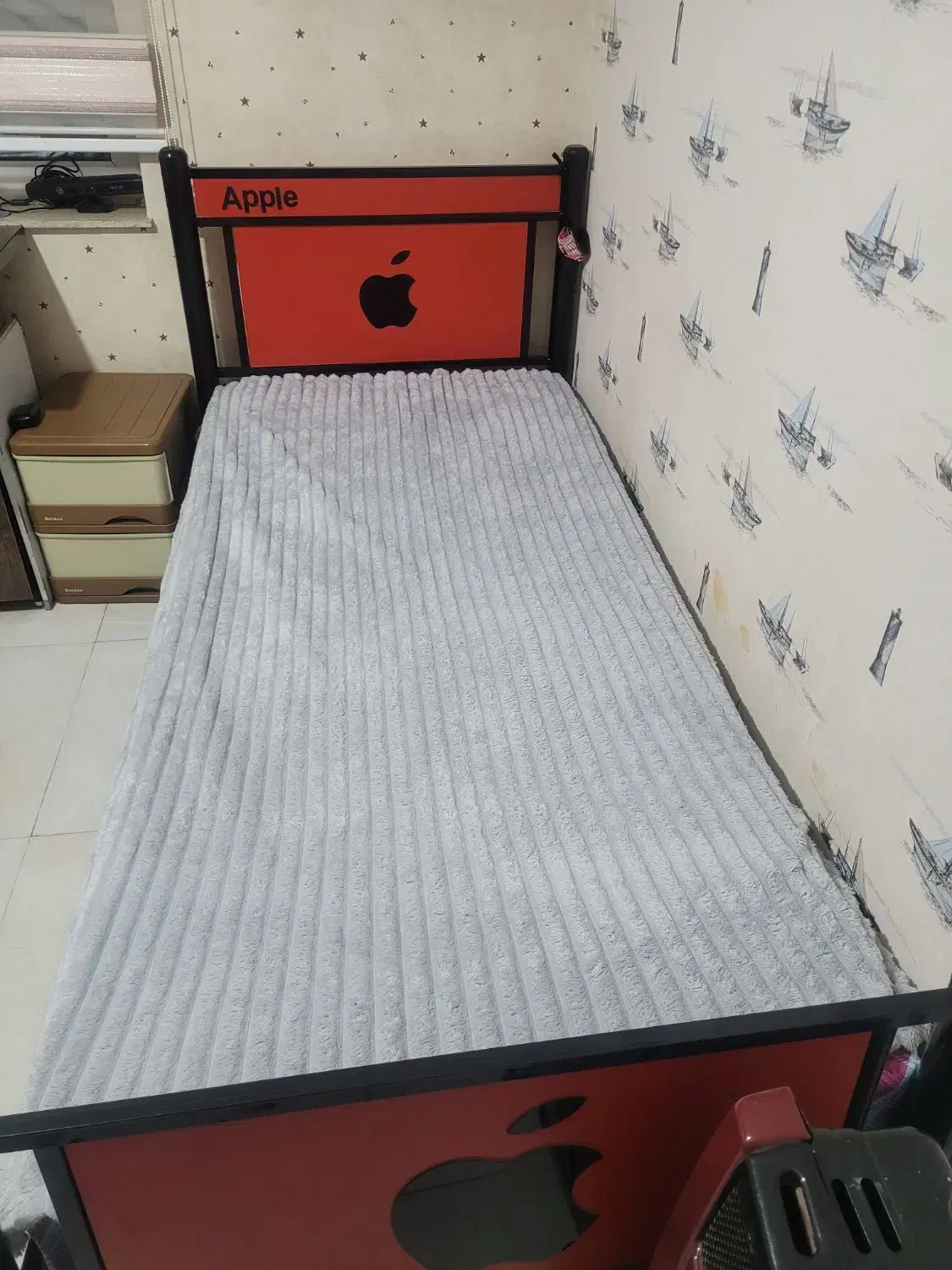 تخت یه نفره بدون تشک همراه با کفی چوبی|تخت و سرویس خواب|اراک, |دیوار